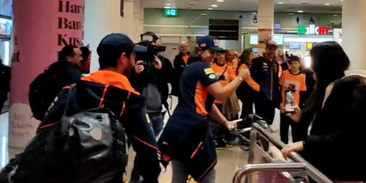 Recepción multitudinaria a los dakarianos en Barcelona, encabezada por Lucas Cruz y Laia Sanz