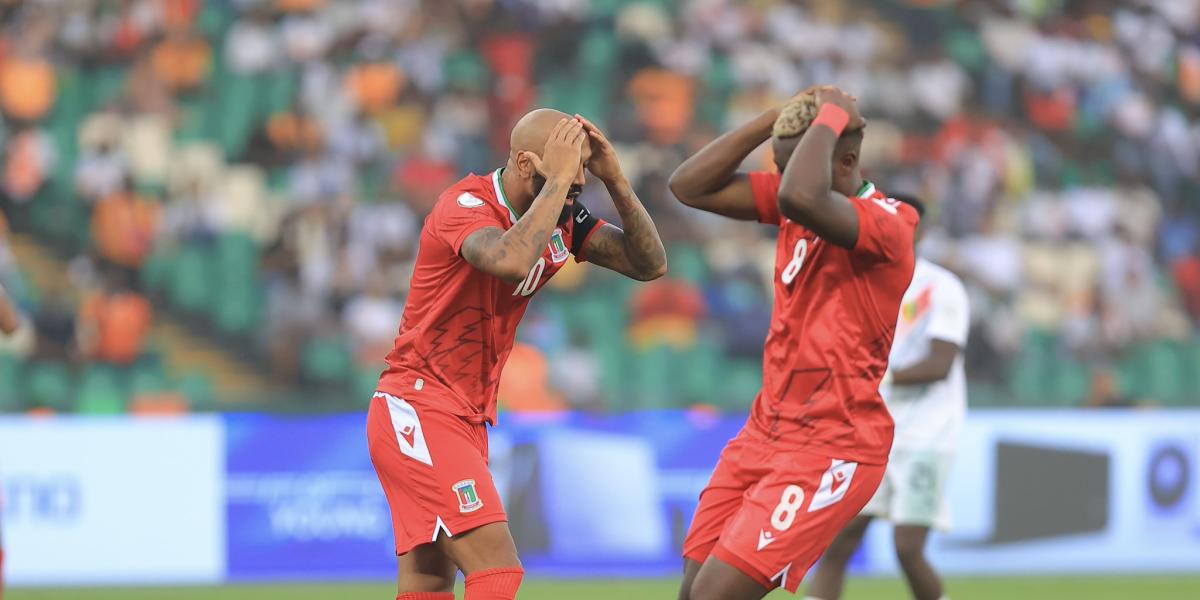 Bayo se disfraza de héroe y Nsue de villano en el duelo de las Guineas