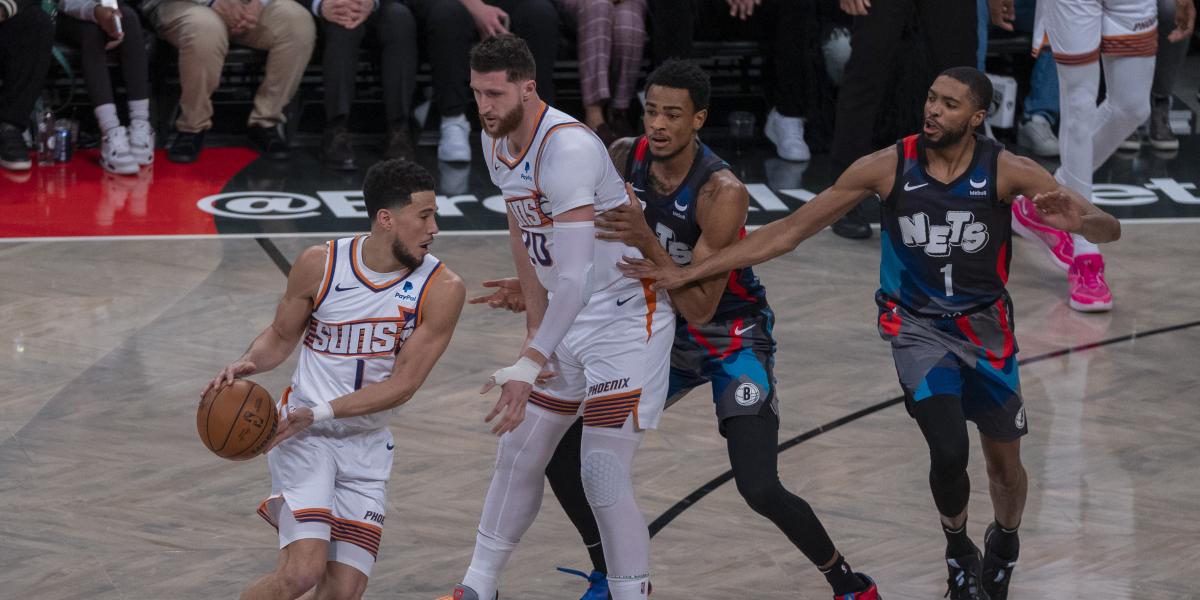 Devin Booker le dedicó un triple a Mikal Bridges con su propia celebración