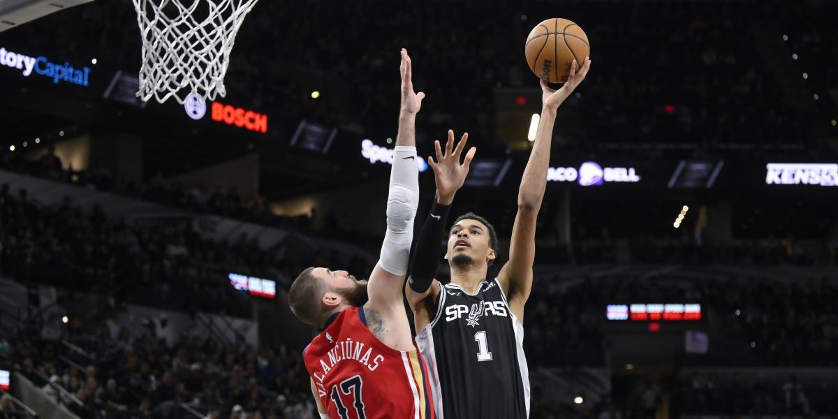 Wembanyama las mete de todo los colores: su impresionante dos más uno