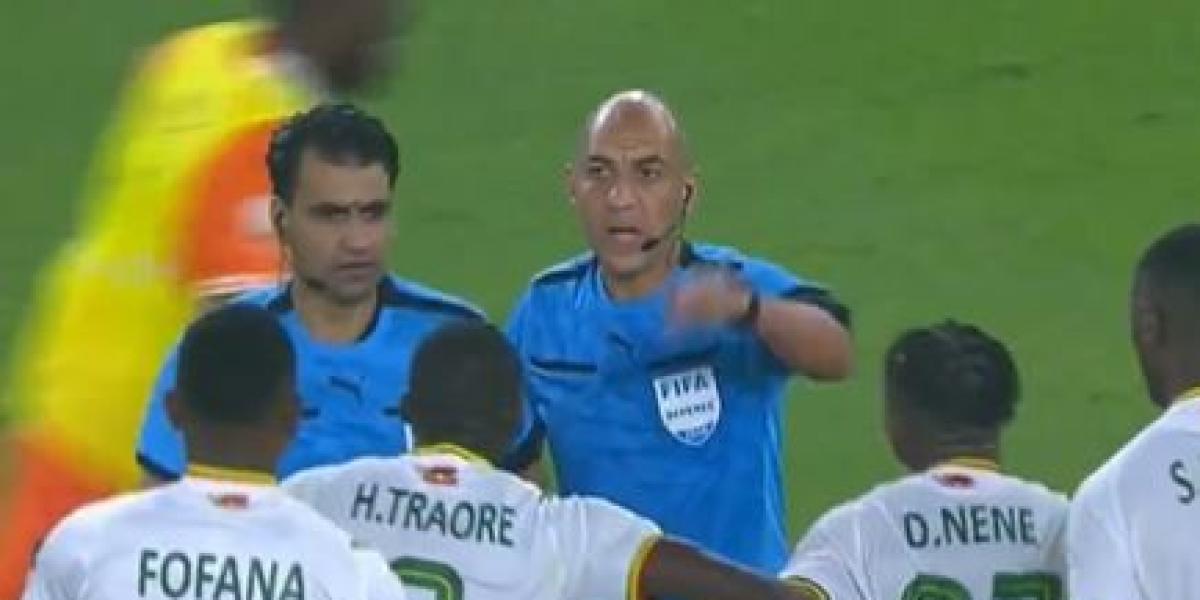 ¡Insólito empujón de un árbitro a un jugador en la Copa África!