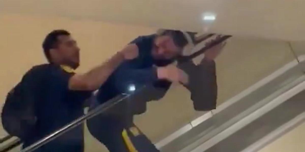 El enorme susto de Gignac, a punto de desnucarse por atender a un aficionado