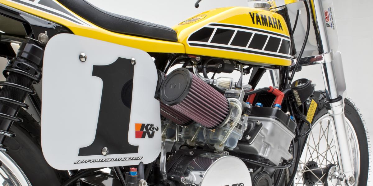 No existe bicho más salvaje y peligroso sobre la faz de la tierra, una moto con tanta potencia que fue prohibida por la AMA, la Yamaha TZ750 flat tracker