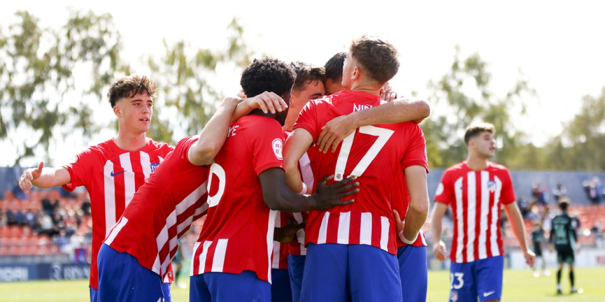 3-0. Goleada al Atlético Baleares para asentarse y superar al Real Madrid Castilla