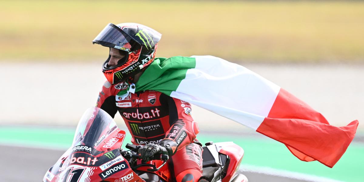 Histórico: Bulega gana en su debut en la clase reina de Superbikes y podio de Iannone; Bautista se cae y sufre