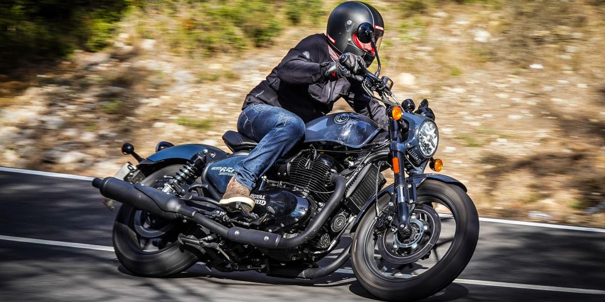 Prueba de la Royal Enfield Shotgun 650: Una naked muy divertida disfrazada de custom