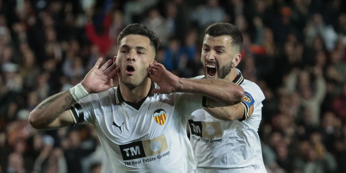 Gayà y Fran Pérez saltan al césped pero trabajan al margen de sus compañeros