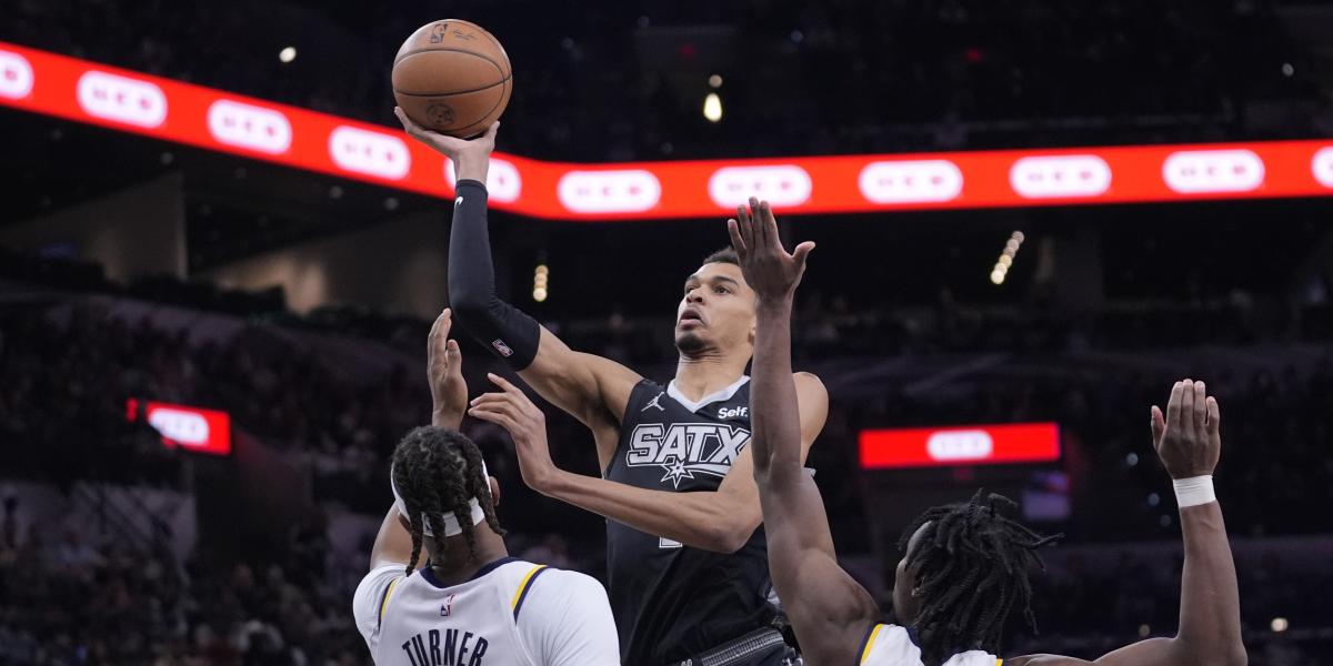 Wembanyama, ojos en la nuca: vean esta asistencia