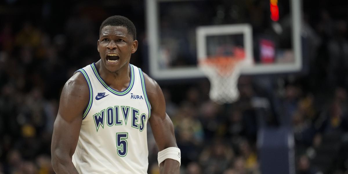 Edwards se viste de superhéroe para los Wolves: ¡44 puntos y el tapón del año!