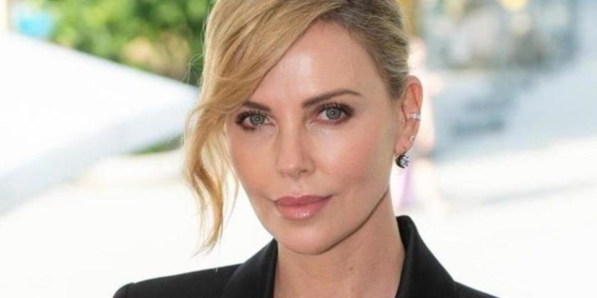 El vestido de transparencias de Charlize Theron que deja poco a la imaginación y lleva 1.250 horas de bordado