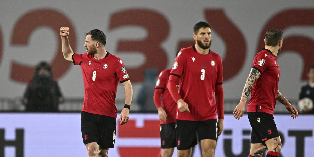 2-0: Georgia se acerca a la Eurocopa con el apoyo de Topuria