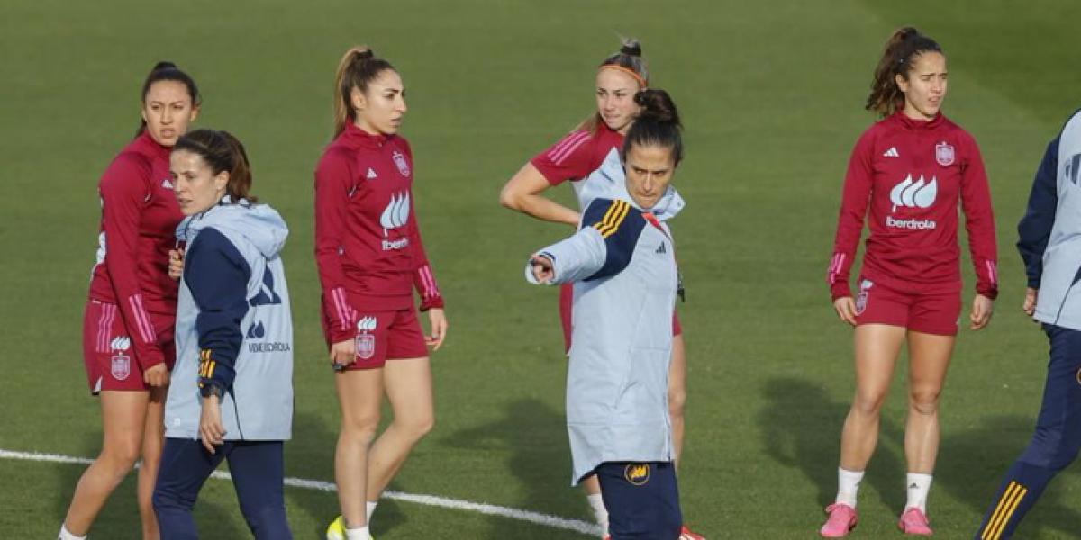 La selección completa su primer entrenamiento arropada por 800 personas