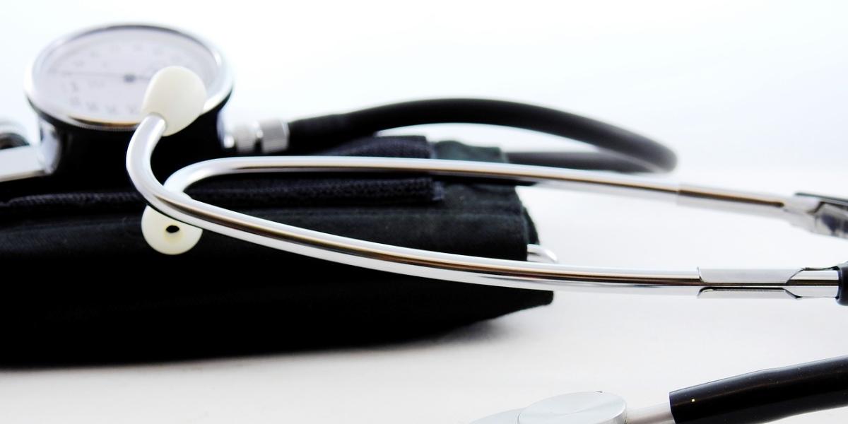 ¿Qué tipos de cáncer son más comunes en la población joven y sus principales causas?