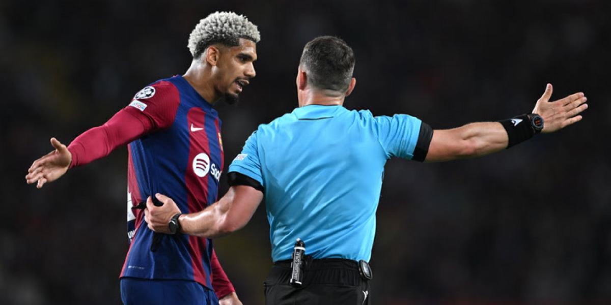 Contratiempo serio en el Barça con la roja a Araujo