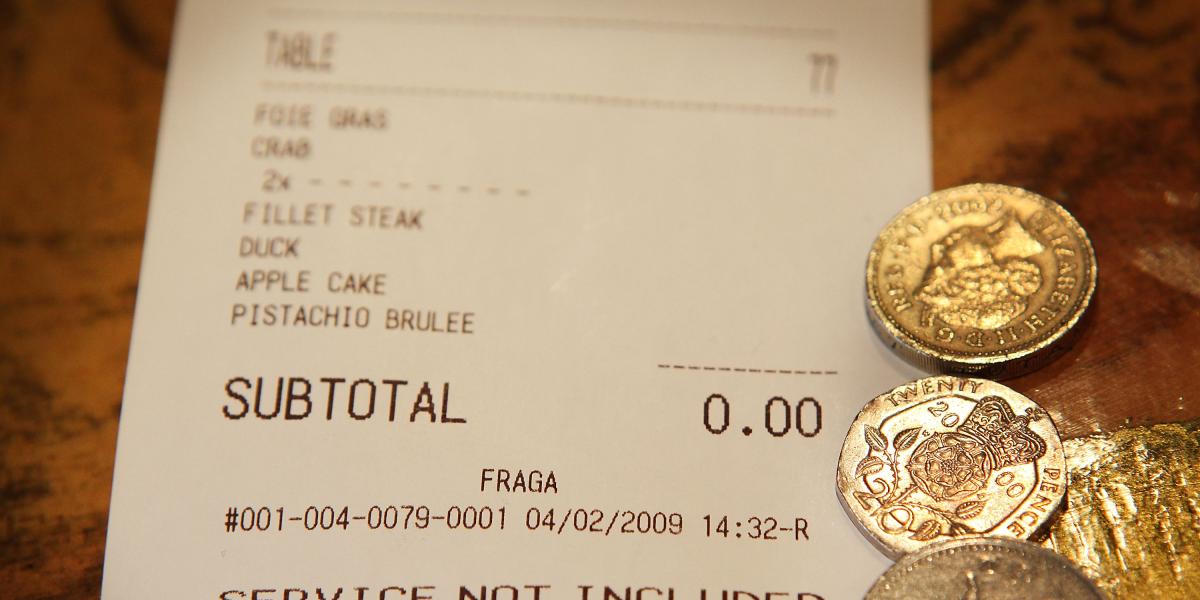 Un cliente pide una cerveza en un bar y no da crédito a lo que encuentra en el ticket: Por no escupirte
