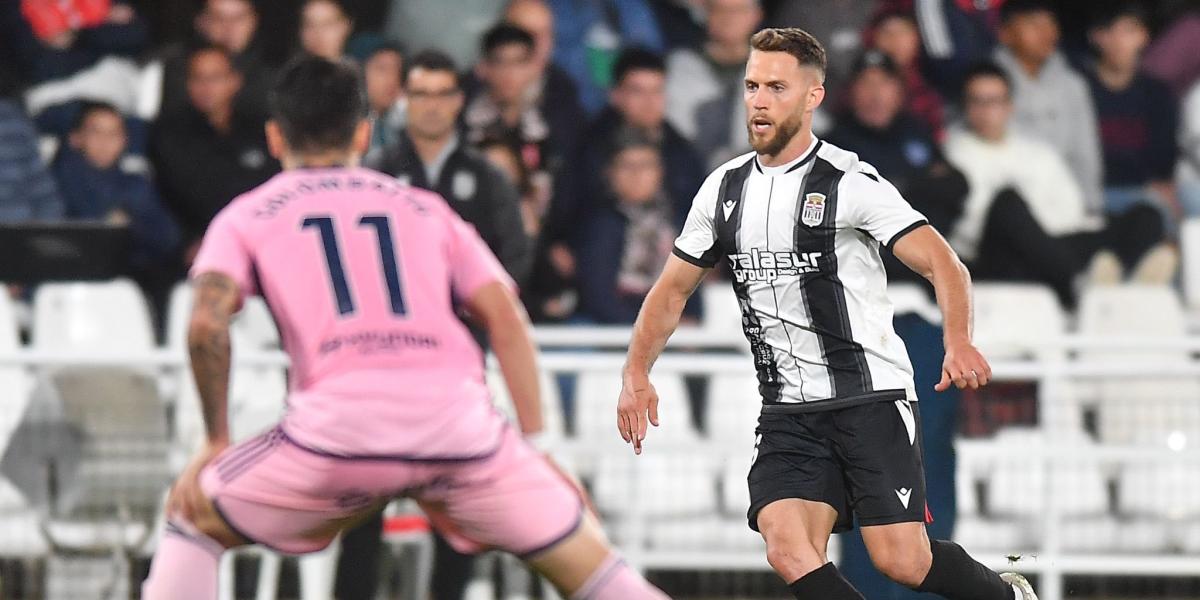 El Cartagena gana a un Oviedo en inferioridad y sale del descenso