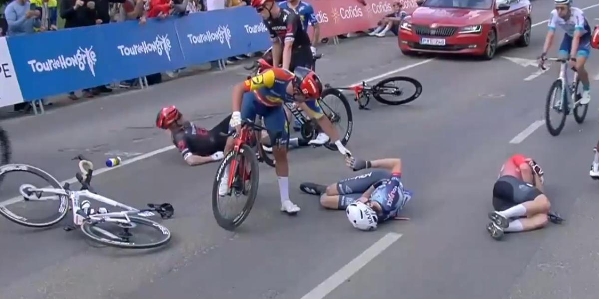 Terrorífica caída en el sprint de la primera etapa del Tour de Hungría