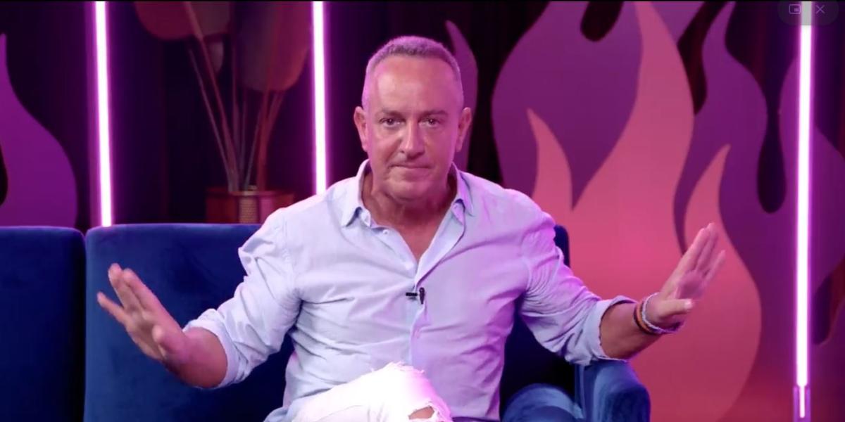 Este famoso cantante revela que tuvo una noche de pasión con Víctor Sandoval