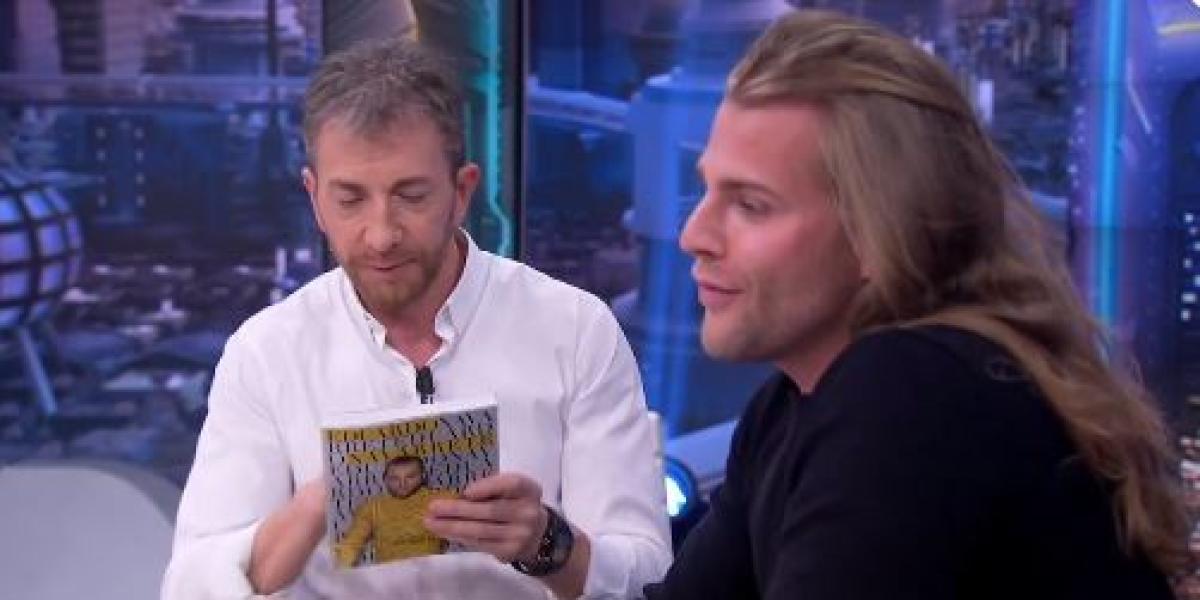 Pablo Motos, ojiplático cuando Eduardo Navarrete enseña el culo en El Hormiguero