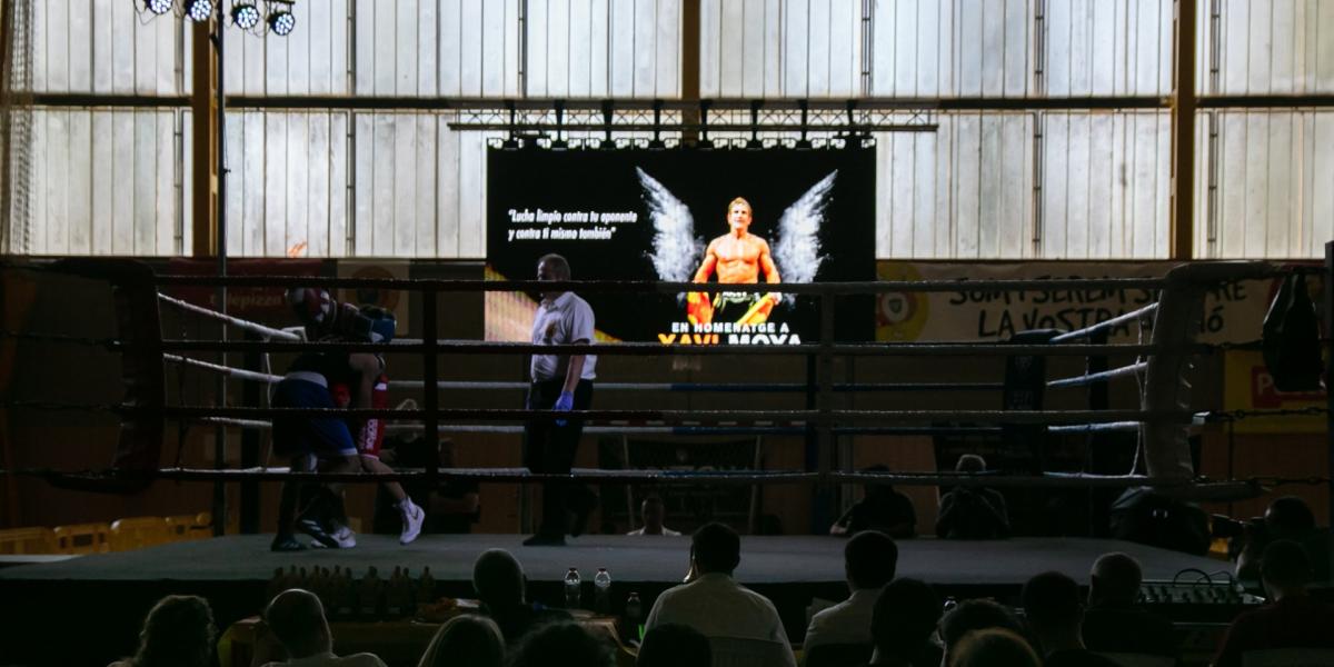 La velada de boxeo en homenaje a Xavi Moya llena el pabellón de Manlleu