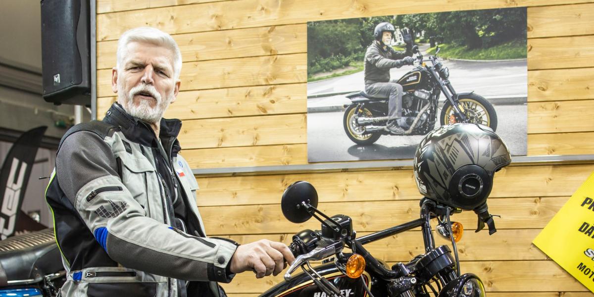 El presidente de la República Checa sufre un pequeño accidente en moto en un circuito