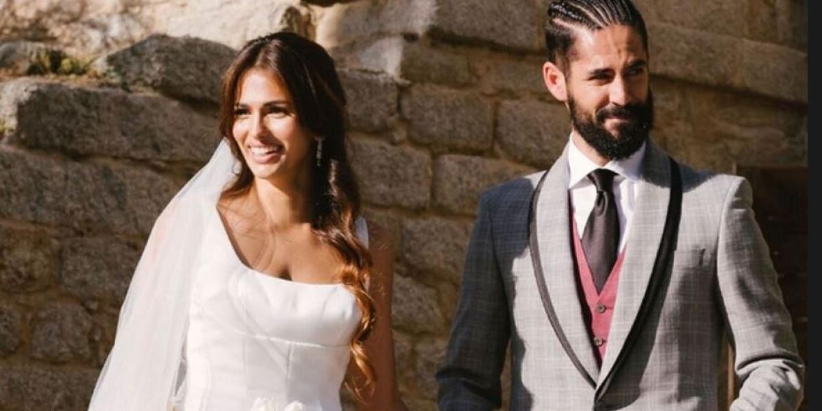 Isco acude a su boda con muletas