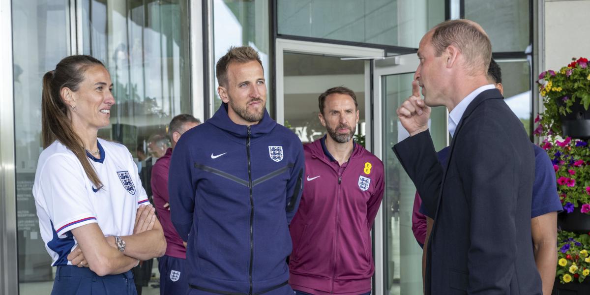 El príncipe Guillermo, con la selección inglesa para desearle suerte