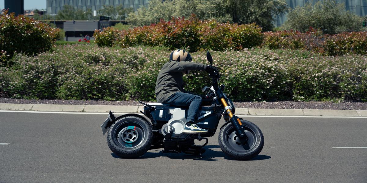 Prueba BMW CE 02 eParkourer: ¿es una moto?, ¿es un scooter? No, es la nueva BMW CE 02