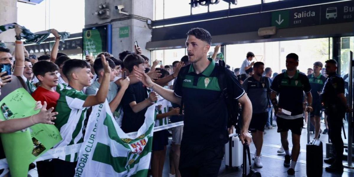 Apoteósica despedida de la afición al Córdoba antes de su viaje a Barcelona