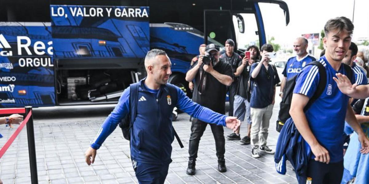 Cazorla, el más aclamado en la llegada del Oviedo a Barcelona