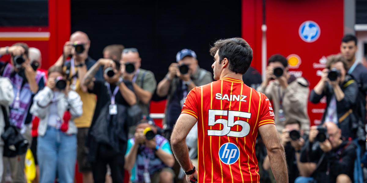 La camiseta futbolera de Ferrari para Sainz y Leclerc que se destaca en redes en plena Euro 2024