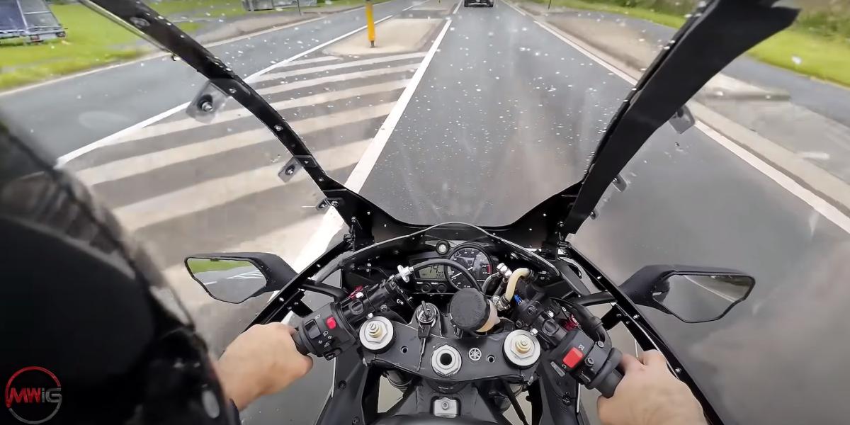 Un sorprendente carenado aerodinámico de moto con techo para no mojarse los días de lluvia, la última idea de un youtuber que ¡funciona!