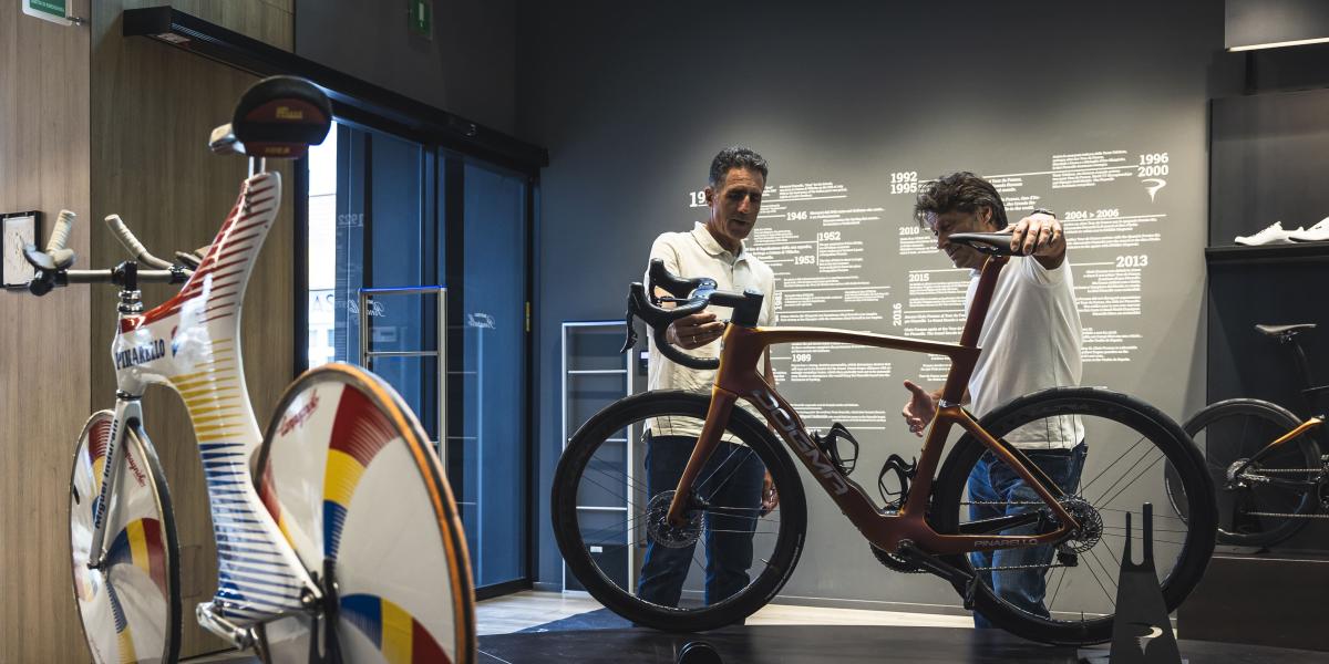 Miguel Induráin vuelve a ‘fichar’ por Pinarello y lo celebra con una Dogma F exclusiva