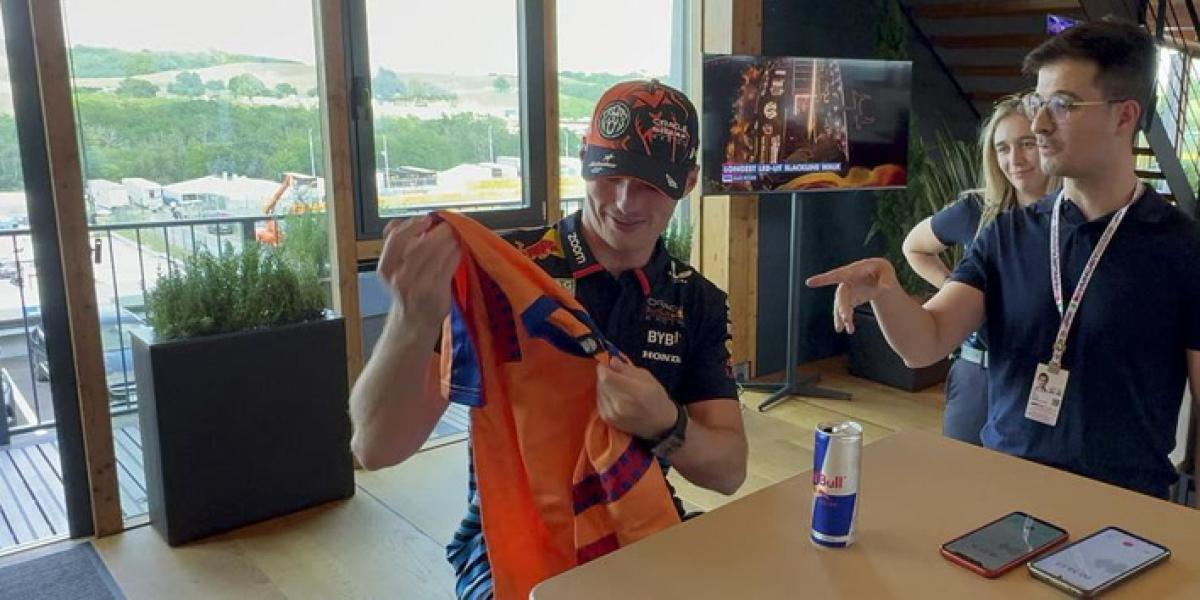 Max Verstappen y su reacción al recibir la camiseta del Barça de Wembley