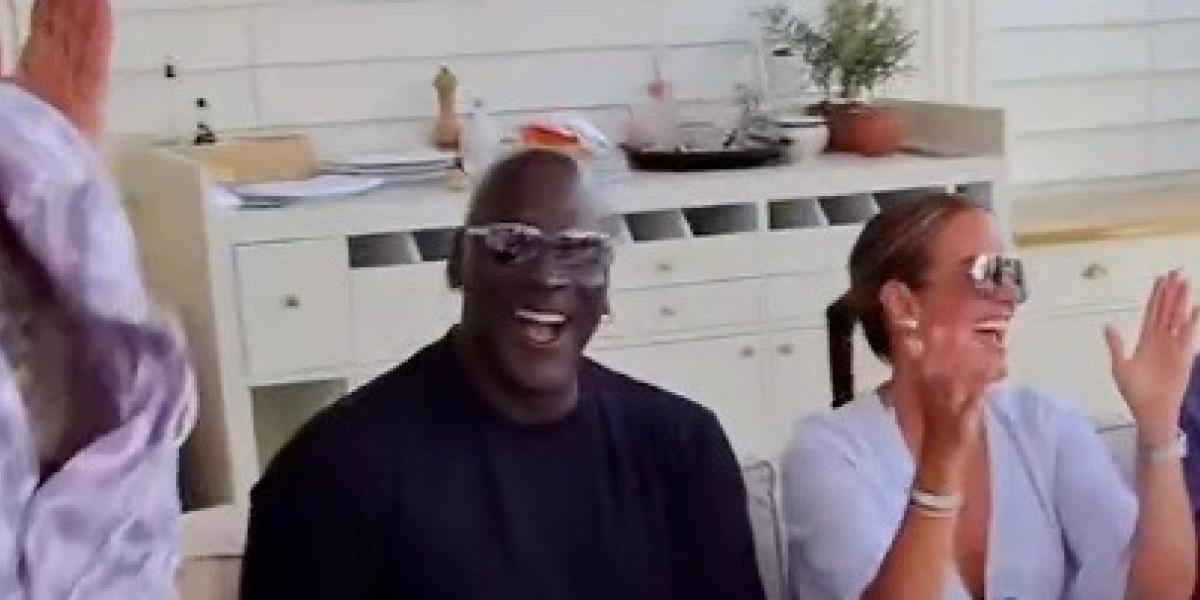 A Michael Jordan le dan esta sorpresa… y así reacciona