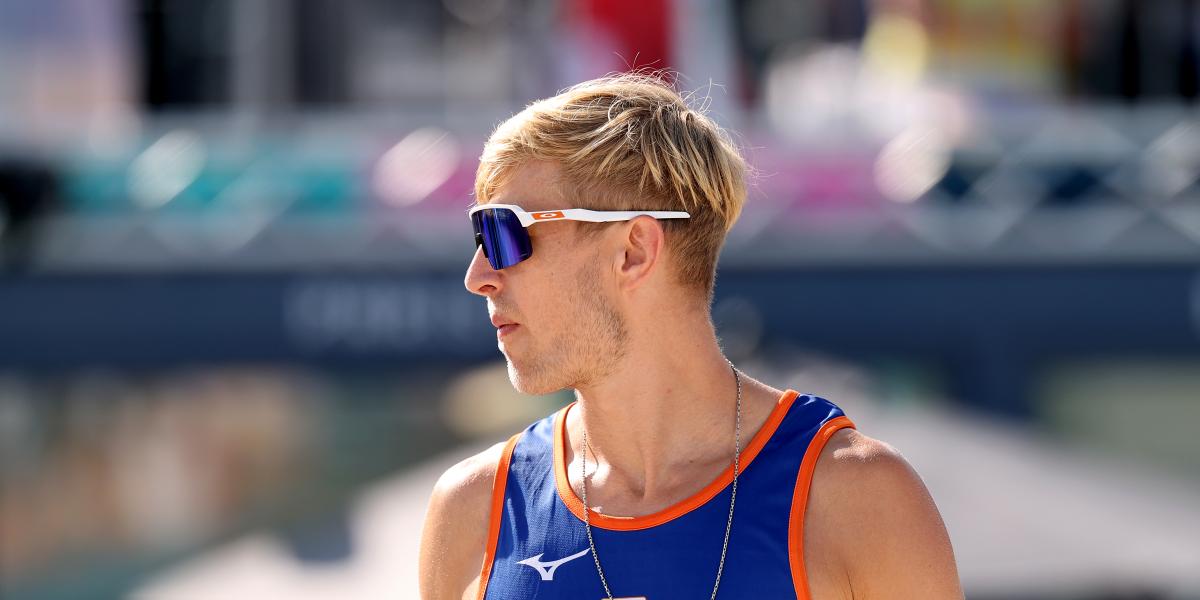 Abucheos en París al jugador de voley playa condenado por violación