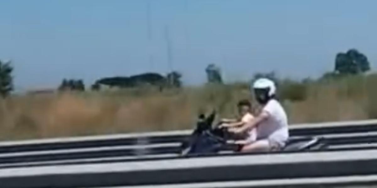 Nuevo candidato al Premio al Padre del Año: circula a 120 km/h y su hijo va sin casco