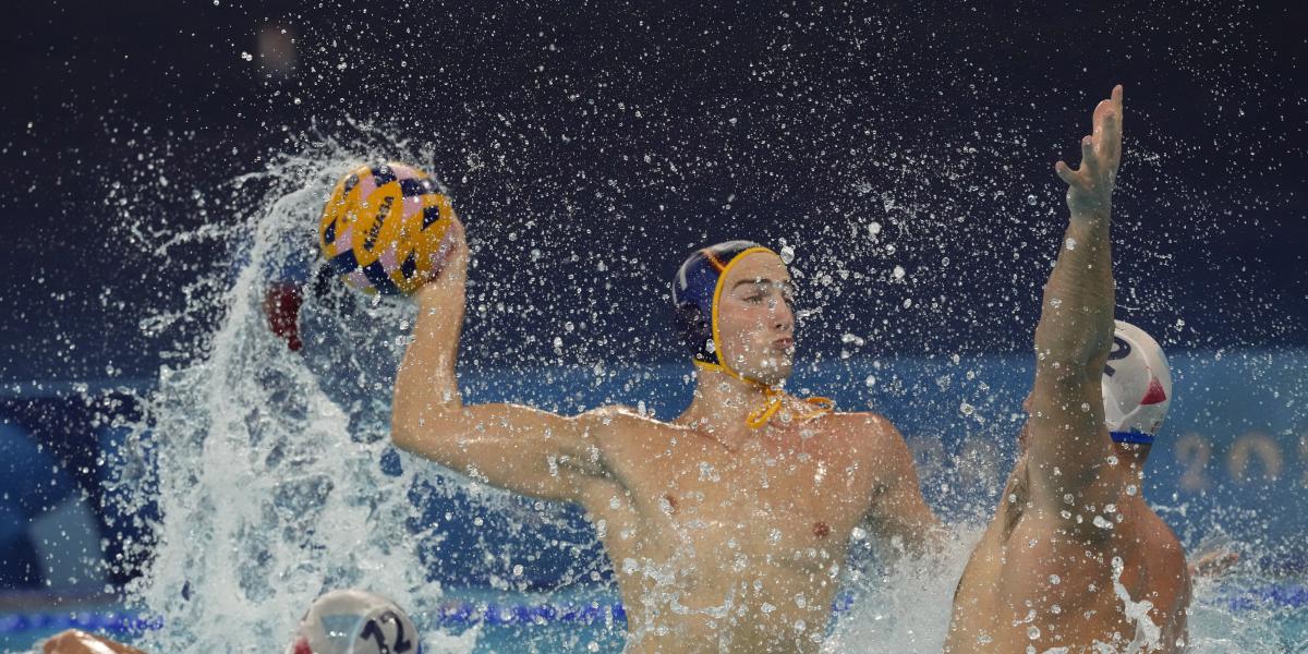 15-11. España gana a la campeona olímpica Serbia para mantener su pleno en París