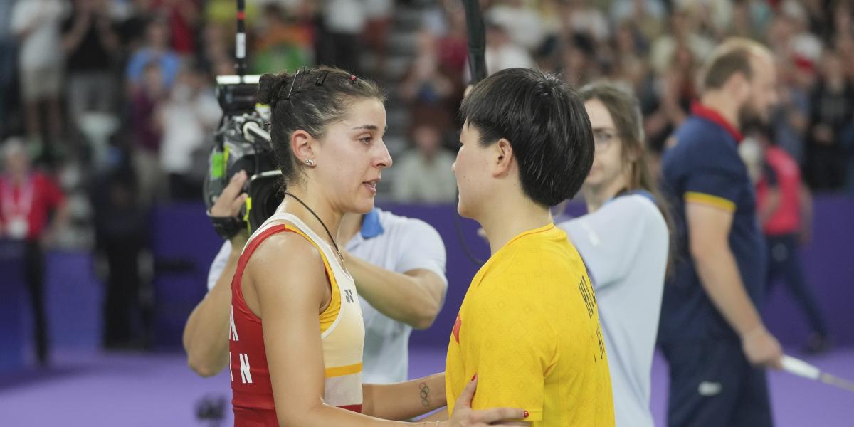 He Bingjiao anuncia su retirada tras su gesto a Carolina Marín en el podio olímpico