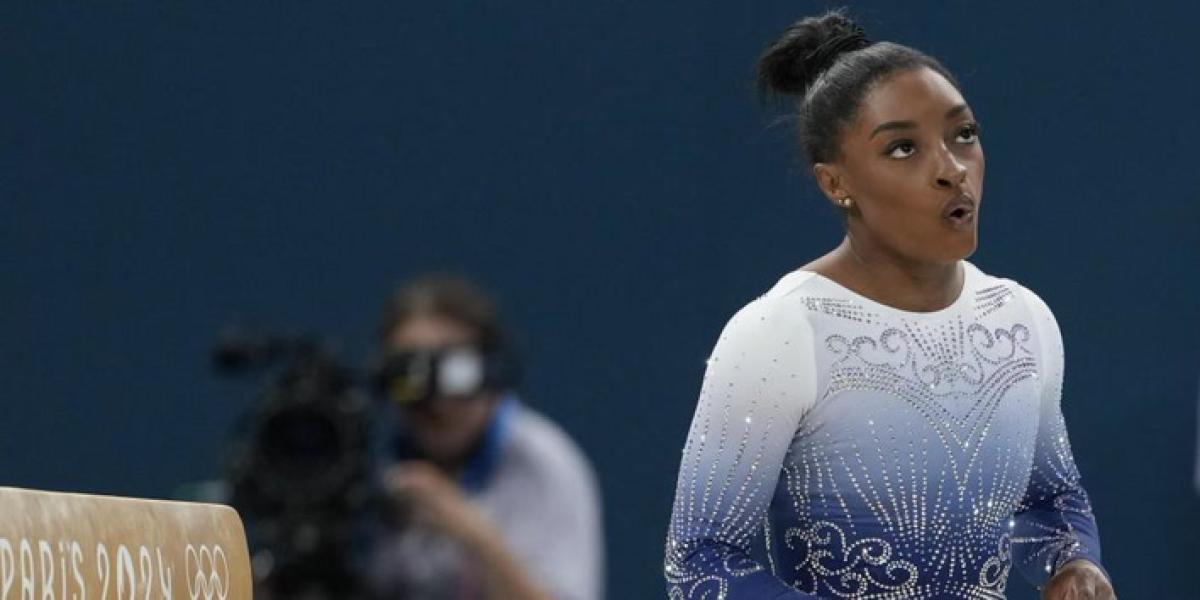Simone Biles, decepcionada tras perder el equilibrio en la final olímpica