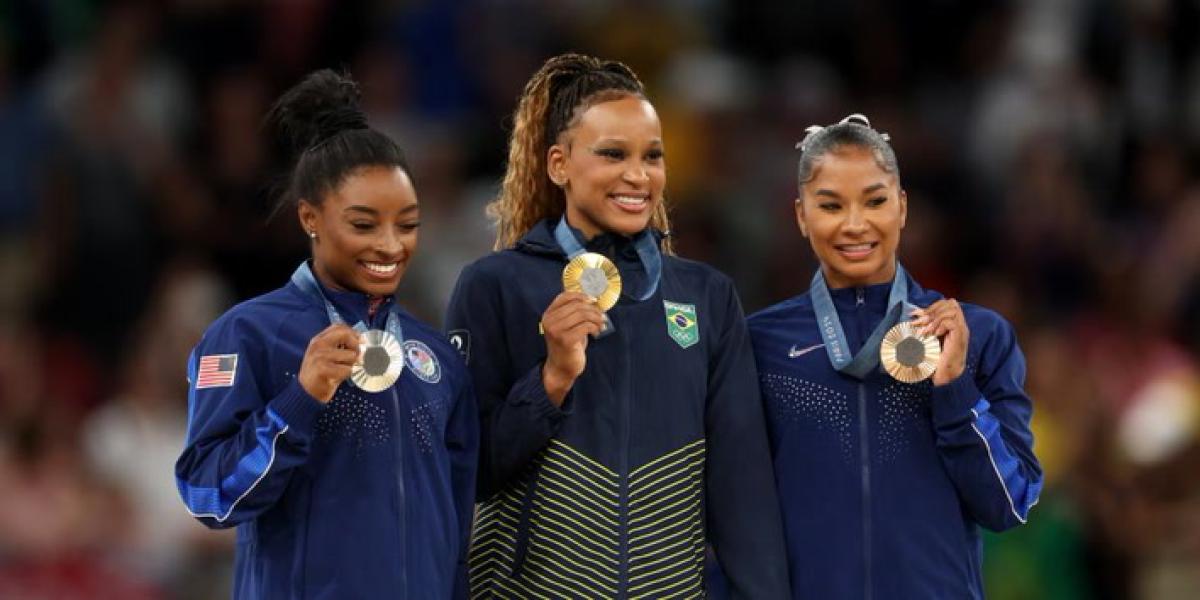 Rebeca Andrade conquista el oro en suelo, Biles se despide con tres oros olímpicos y una plata