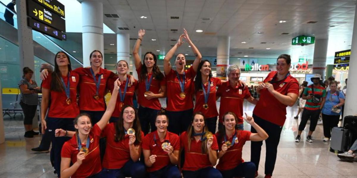Las campeonas olímpicas de waterpolo, recibidas a lo grande en Barcelona