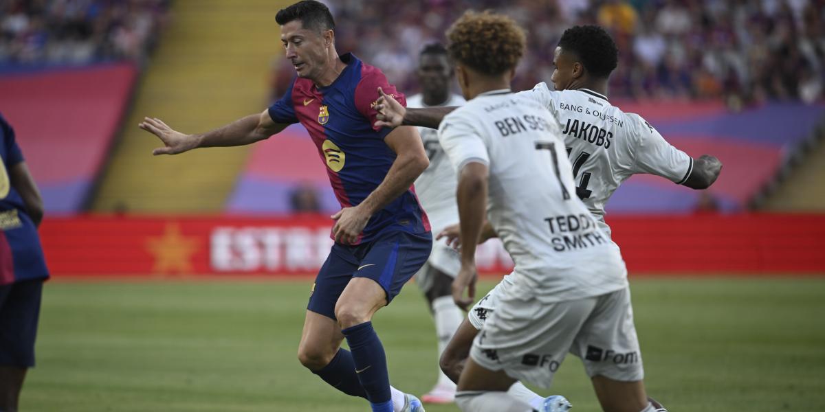 Detalle de Lewandowski y Christensen con el logotipo del 125 aniversario