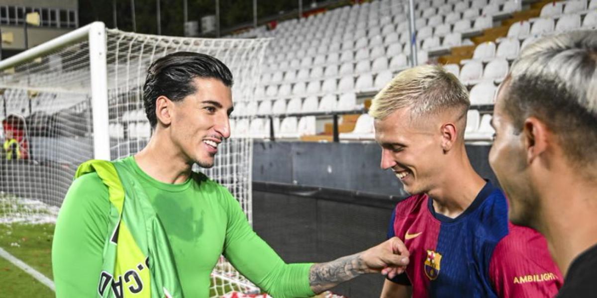 Olmo y Cárdenas departieron una animosa charla tras el partido que disputaron Rayo y Barça