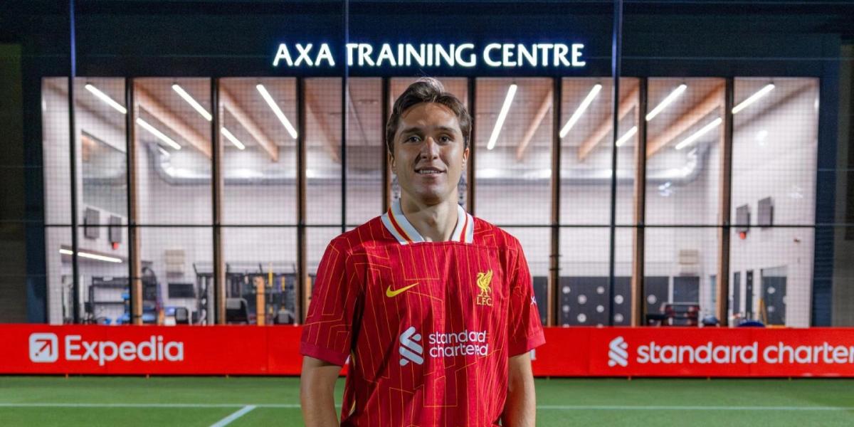 Arne Slot confirma que es poco probable que Chiesa debute ante el Manchester United