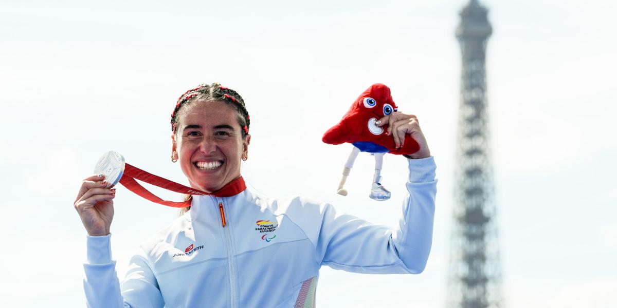 Marta Francés pone un broche de plata a una jornada mágica de triatlón en el Sena