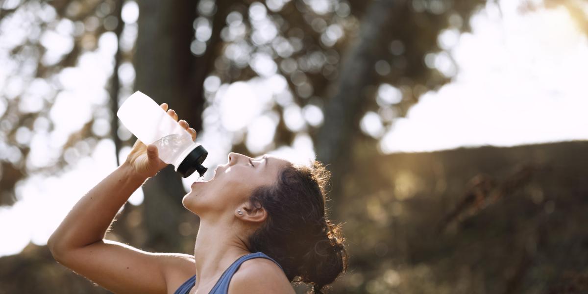 Por qué es bueno sudar cuando haces deporte y cómo evitar la deshidratación