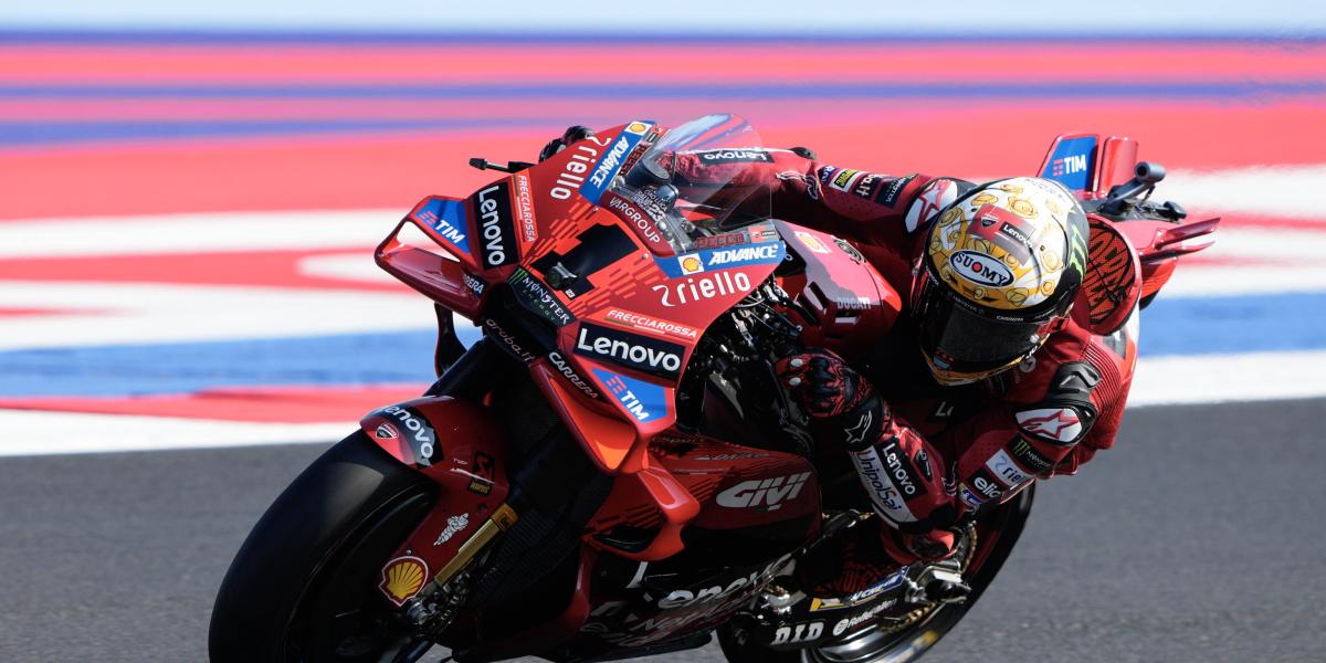 Bagnaia cumple y se adjudica una pole de récord con Márquez sufriendo