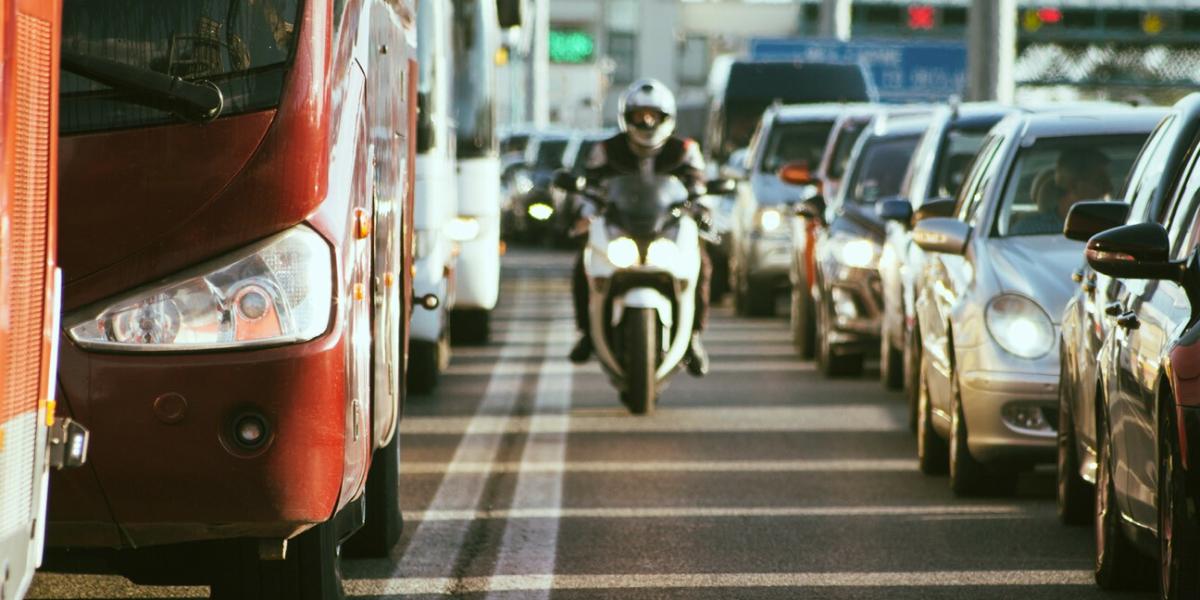 Francia mantiene el proyecto de tráfico entre carriles de motos, scooters y triciclos hasta finales de 2024