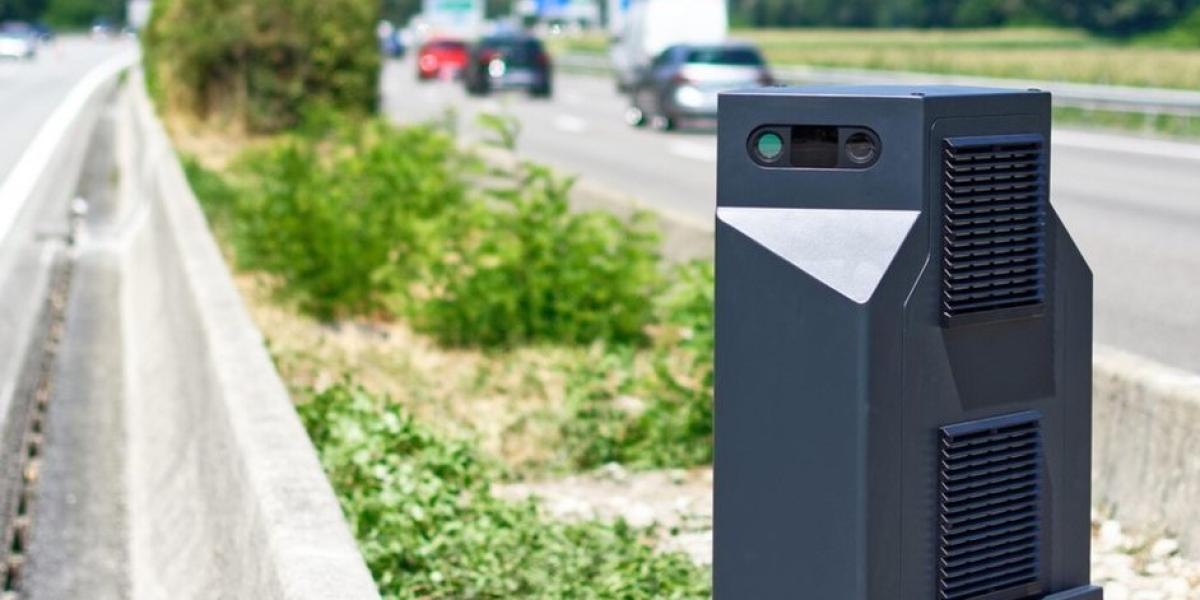 Un radar indetectable y especial con inteligencia artificial que ya ha comenzado a multar a los conductores tramposos, el nuevo terror